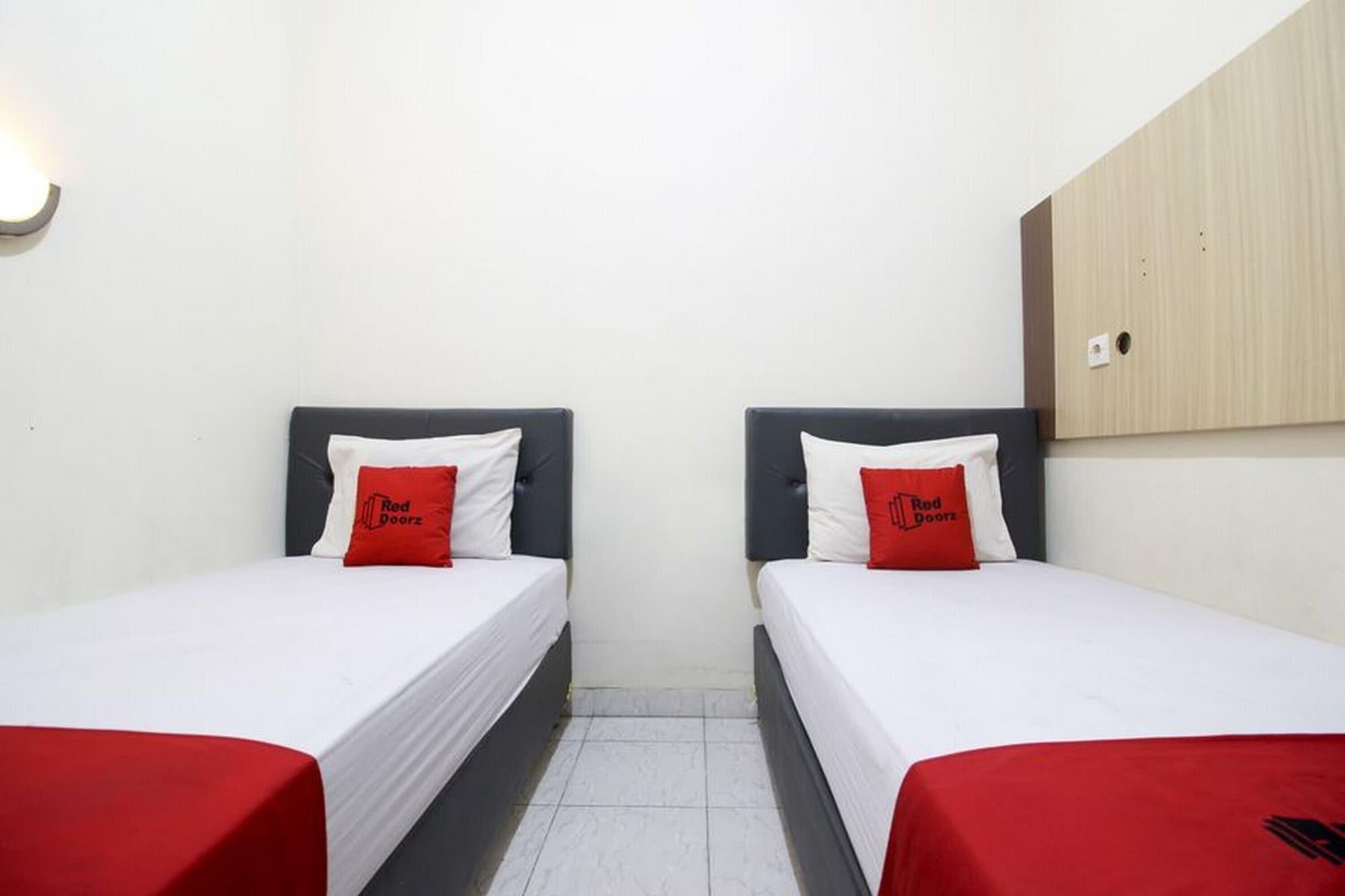 Reddoorz Plus Near Stadion Mandala Krida Yogyakarta Esterno foto