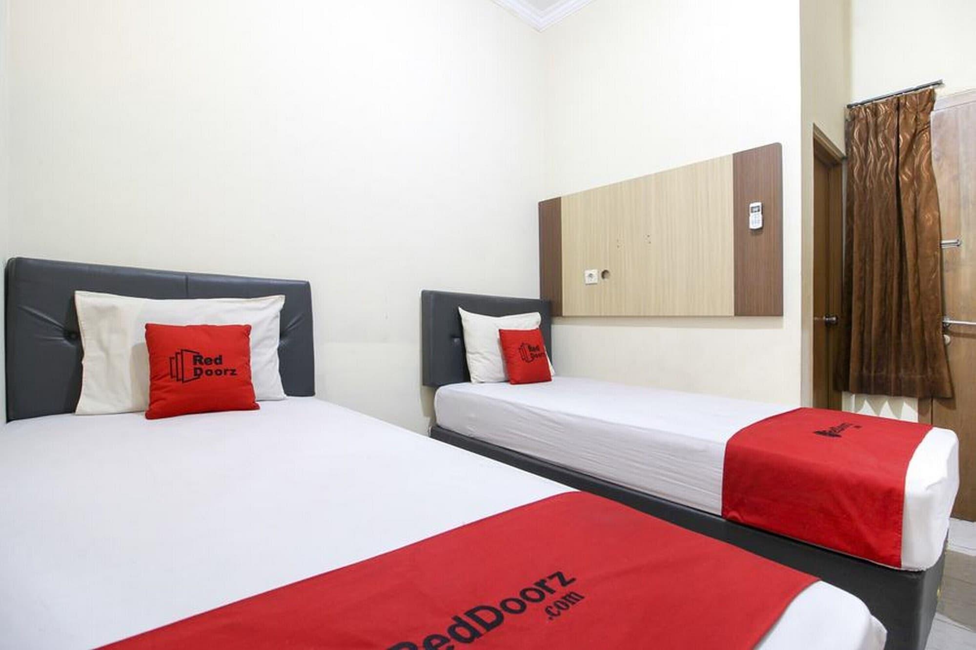 Reddoorz Plus Near Stadion Mandala Krida Yogyakarta Esterno foto