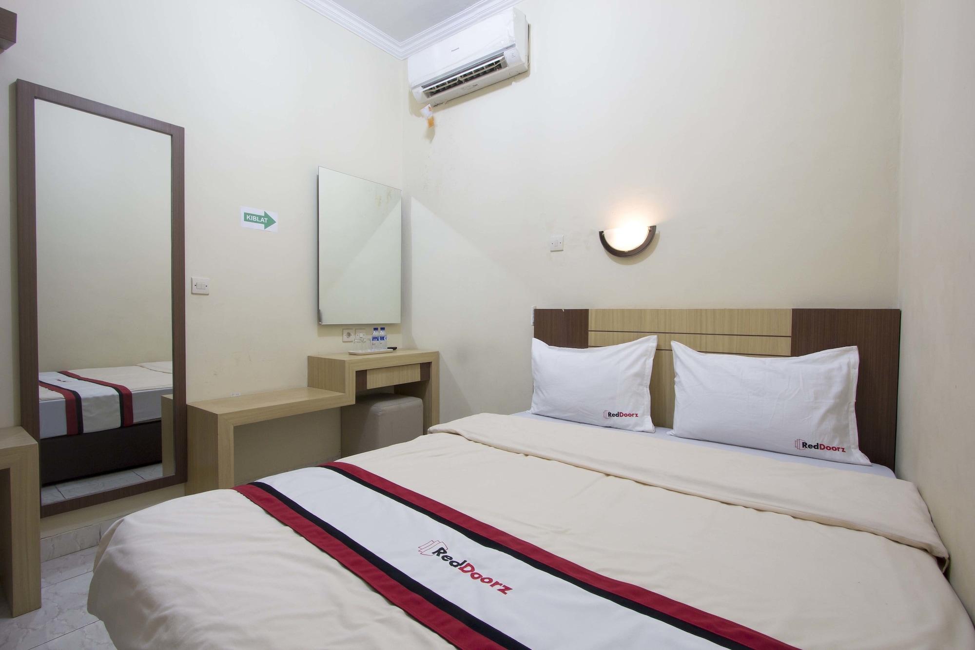Reddoorz Plus Near Stadion Mandala Krida Yogyakarta Esterno foto