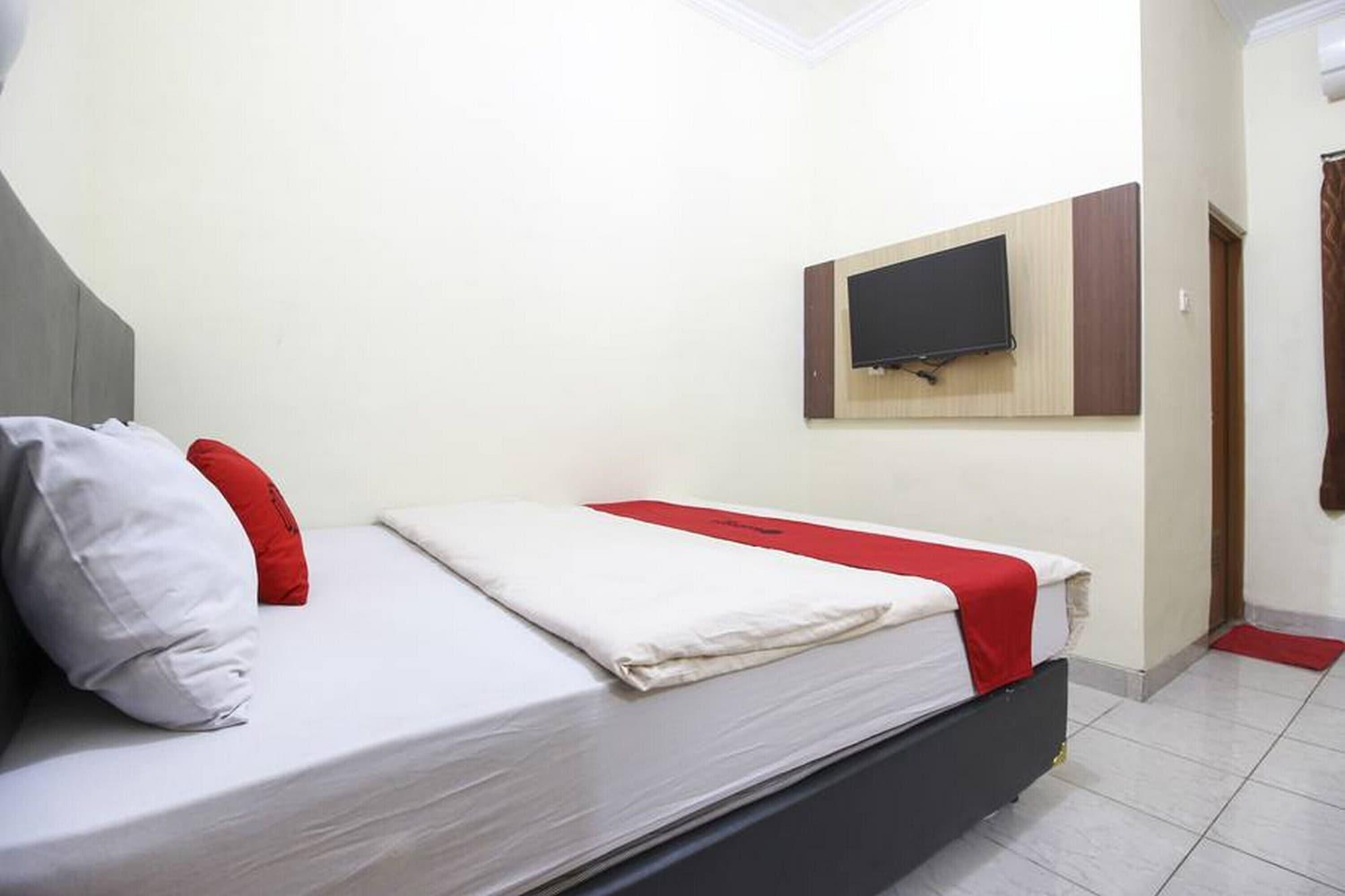 Reddoorz Plus Near Stadion Mandala Krida Yogyakarta Esterno foto