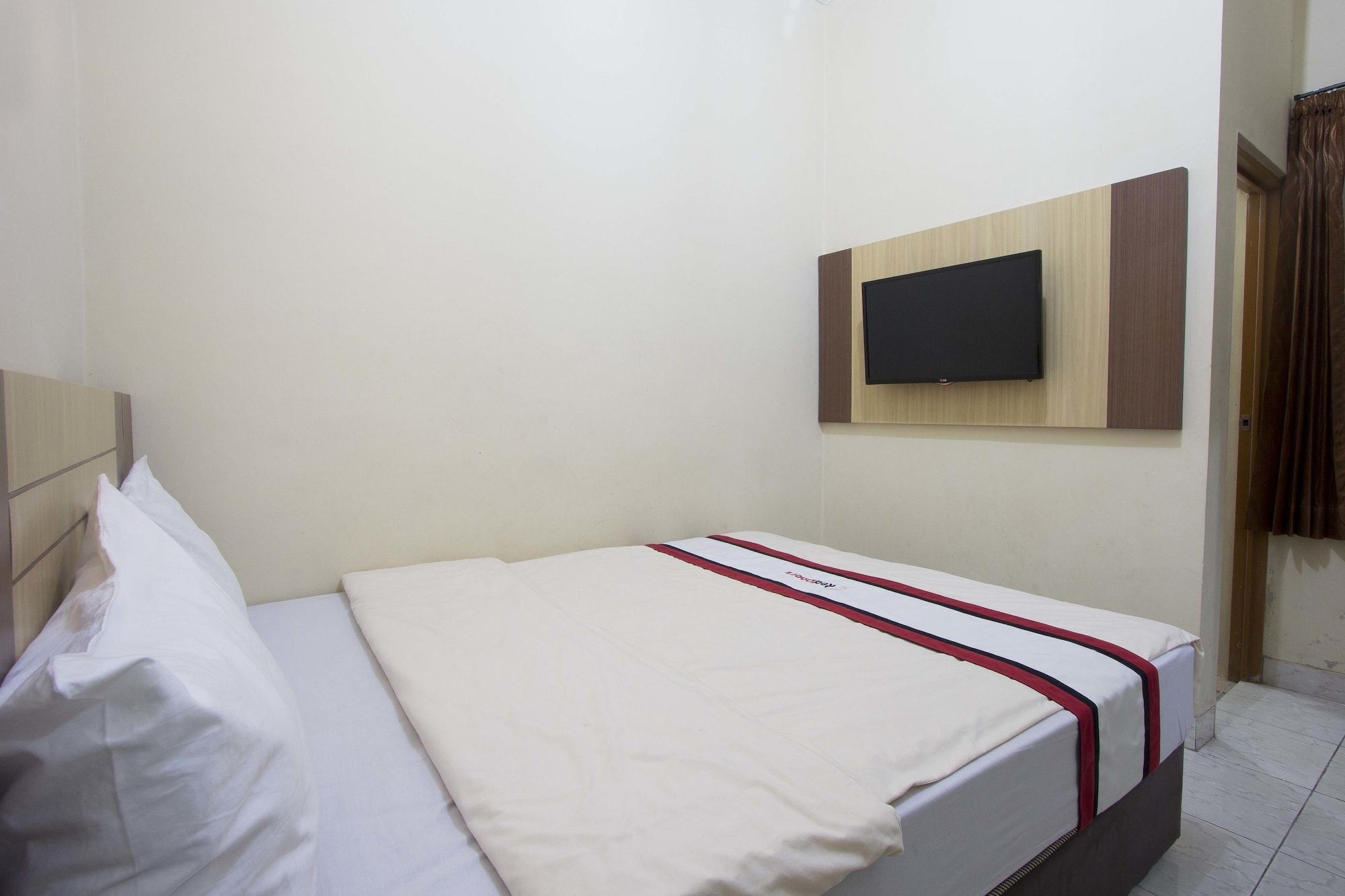 Reddoorz Plus Near Stadion Mandala Krida Yogyakarta Esterno foto