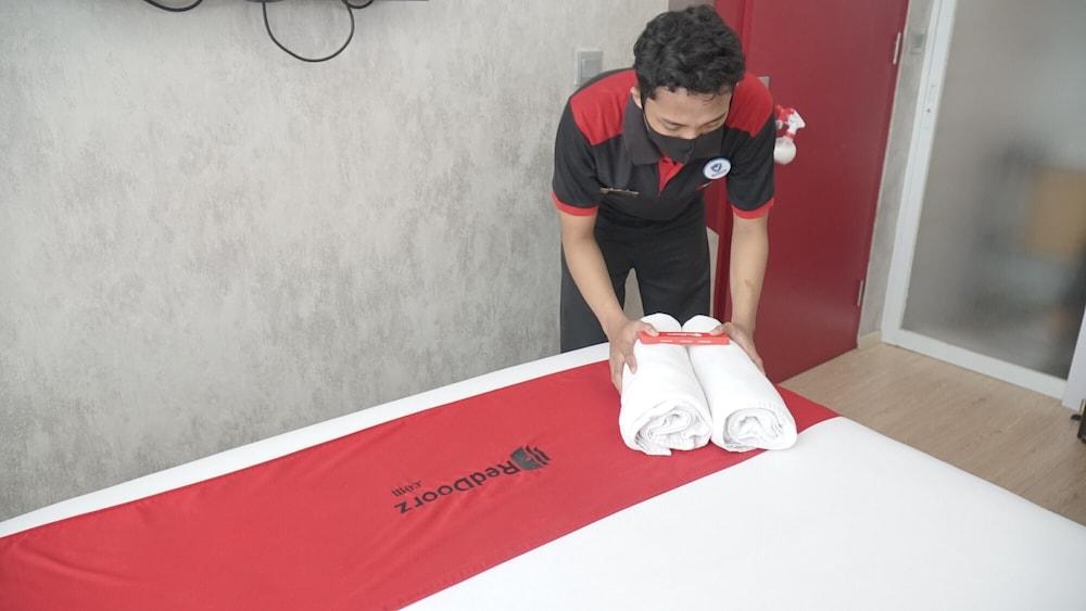 Reddoorz Plus Near Stadion Mandala Krida Yogyakarta Esterno foto