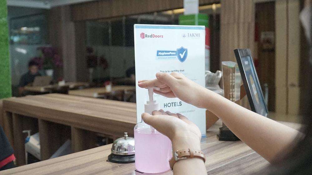Reddoorz Plus Near Stadion Mandala Krida Yogyakarta Esterno foto