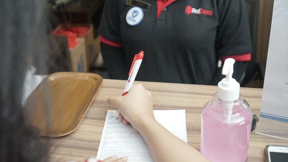 Reddoorz Plus Near Stadion Mandala Krida Yogyakarta Esterno foto