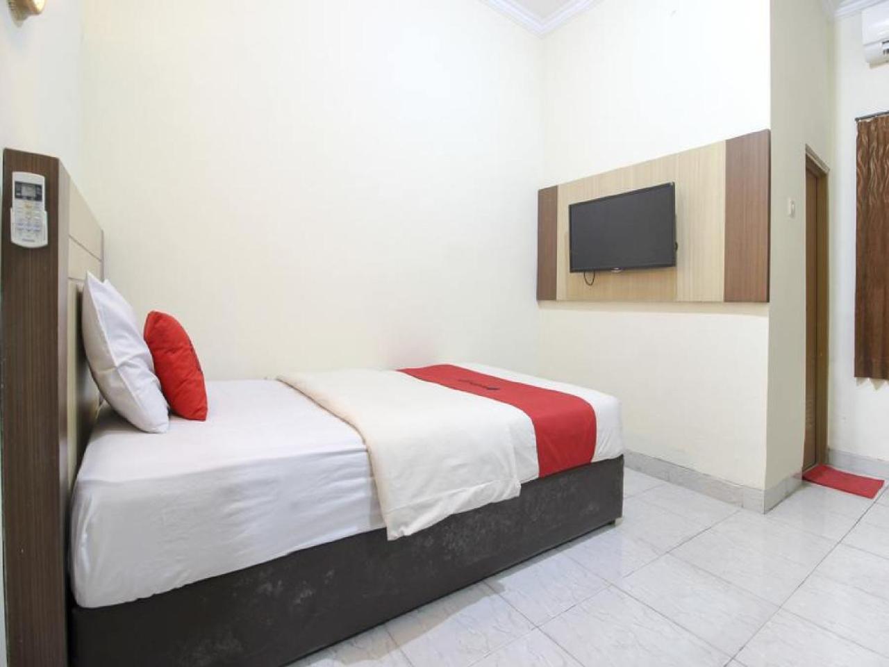 Reddoorz Plus Near Stadion Mandala Krida Yogyakarta Esterno foto