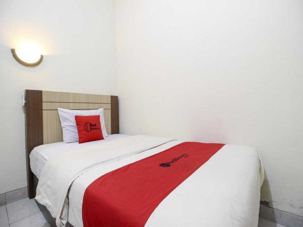 Reddoorz Plus Near Stadion Mandala Krida Yogyakarta Esterno foto