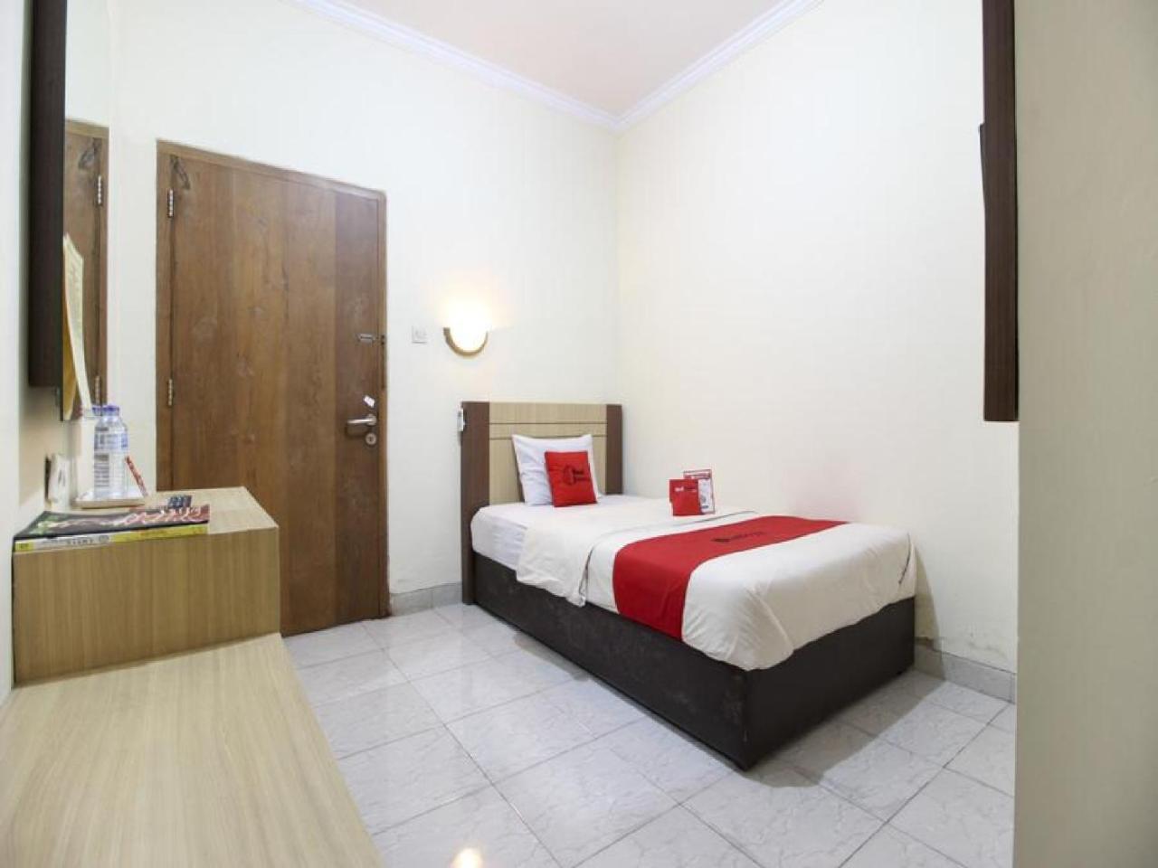 Reddoorz Plus Near Stadion Mandala Krida Yogyakarta Esterno foto