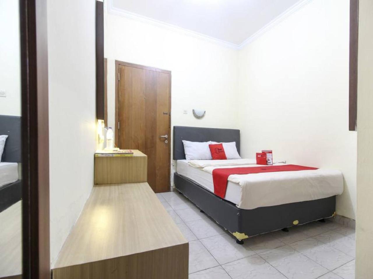 Reddoorz Plus Near Stadion Mandala Krida Yogyakarta Esterno foto