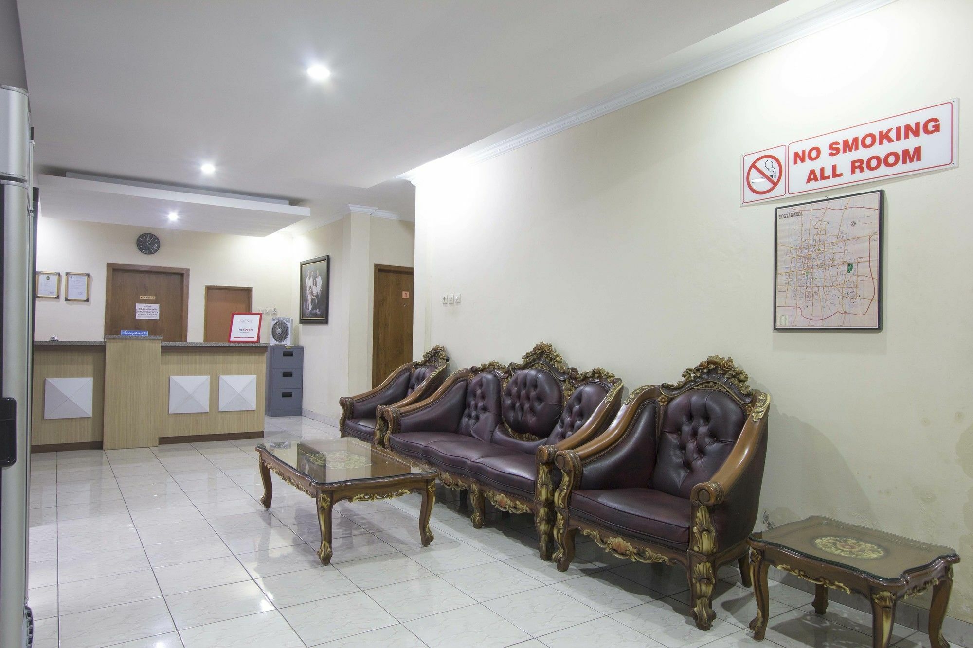 Reddoorz Plus Near Stadion Mandala Krida Yogyakarta Esterno foto
